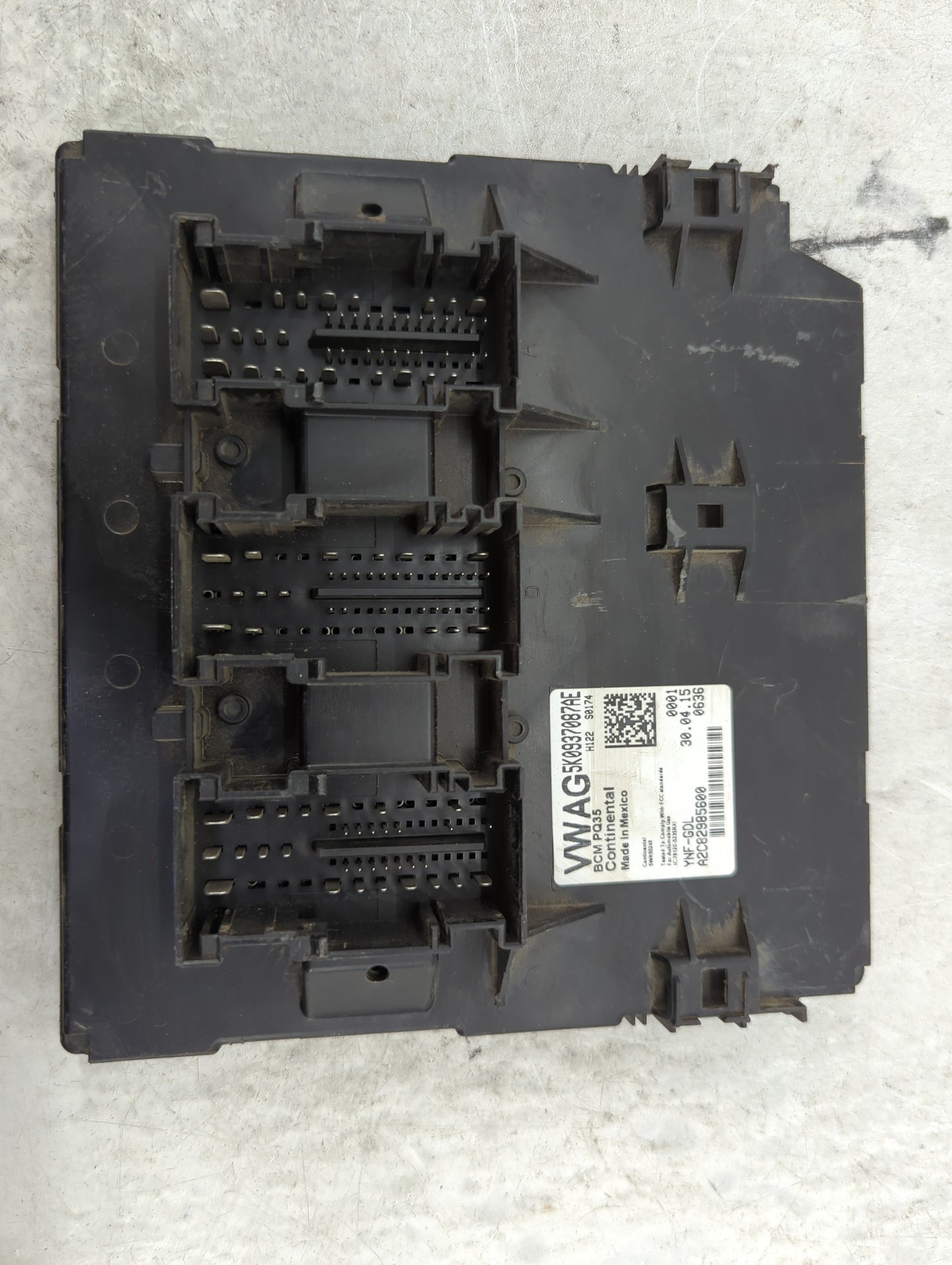 2015-2015 Volkswagen Passat Body Control Module Bcm Inner Cabin Fuse Box - Oemusedautoparts1.com