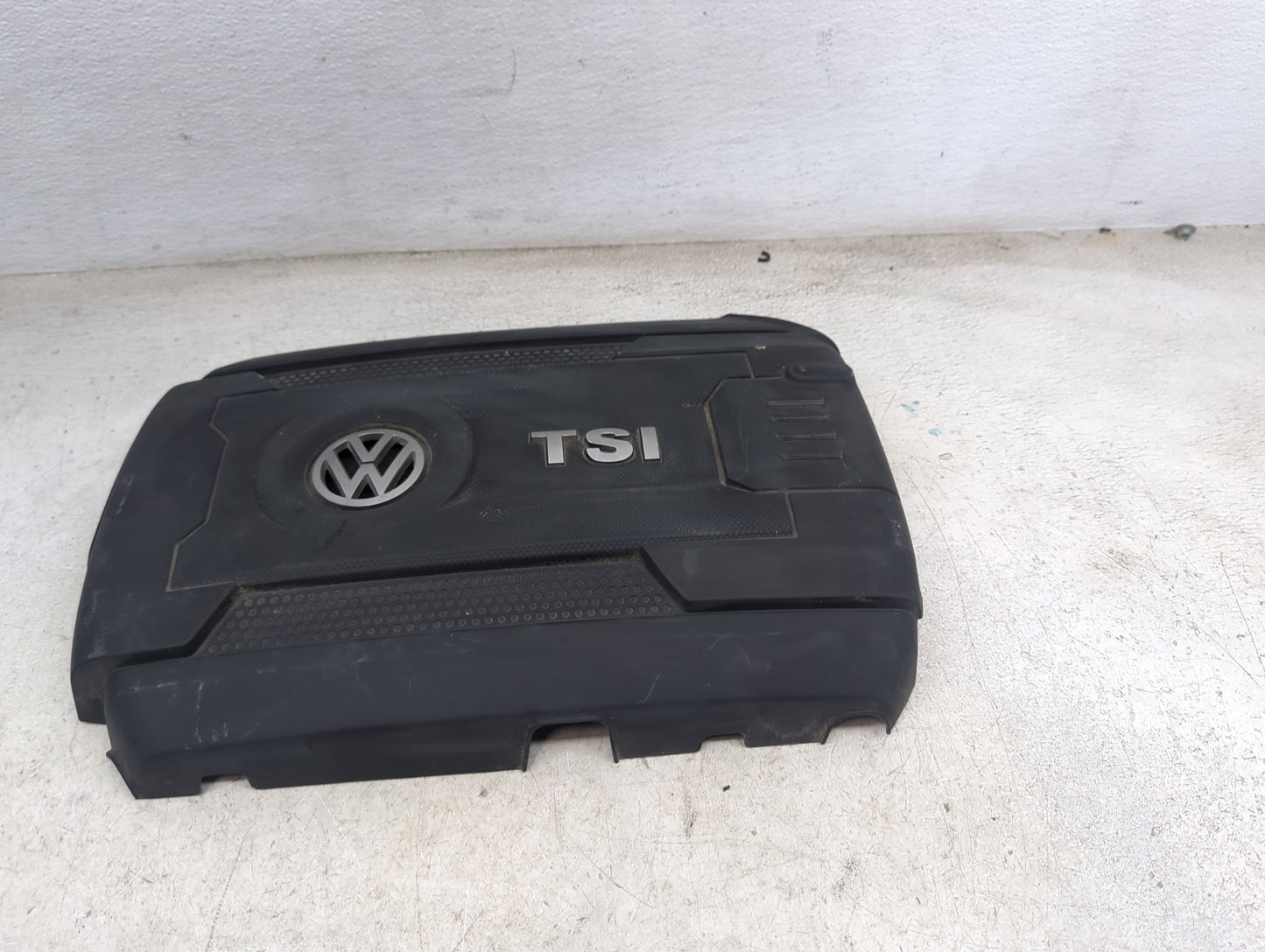 2015 Volkswagen Passat Engine Cover - Oemusedautoparts1.com