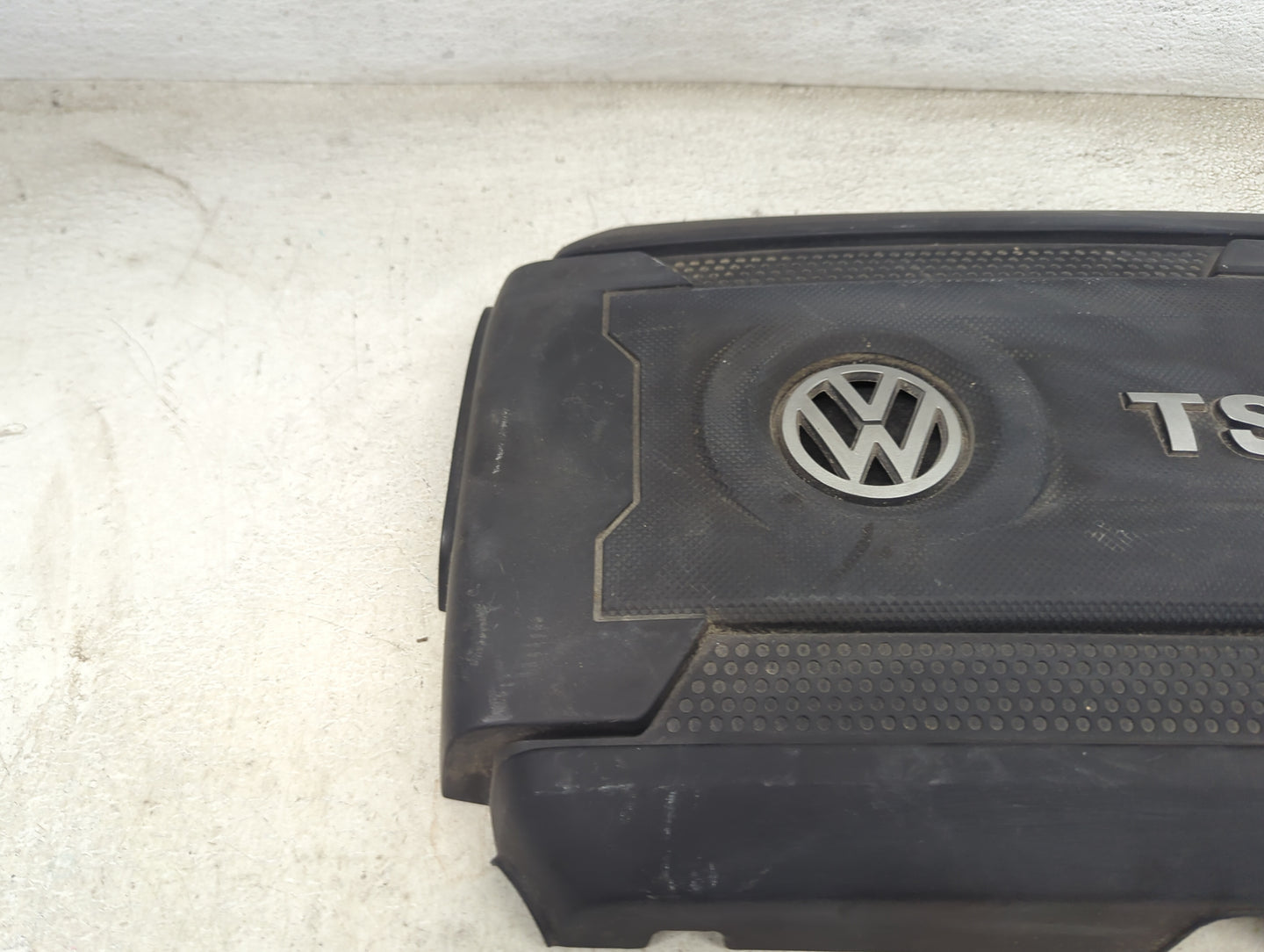 2015 Volkswagen Passat Engine Cover - Oemusedautoparts1.com