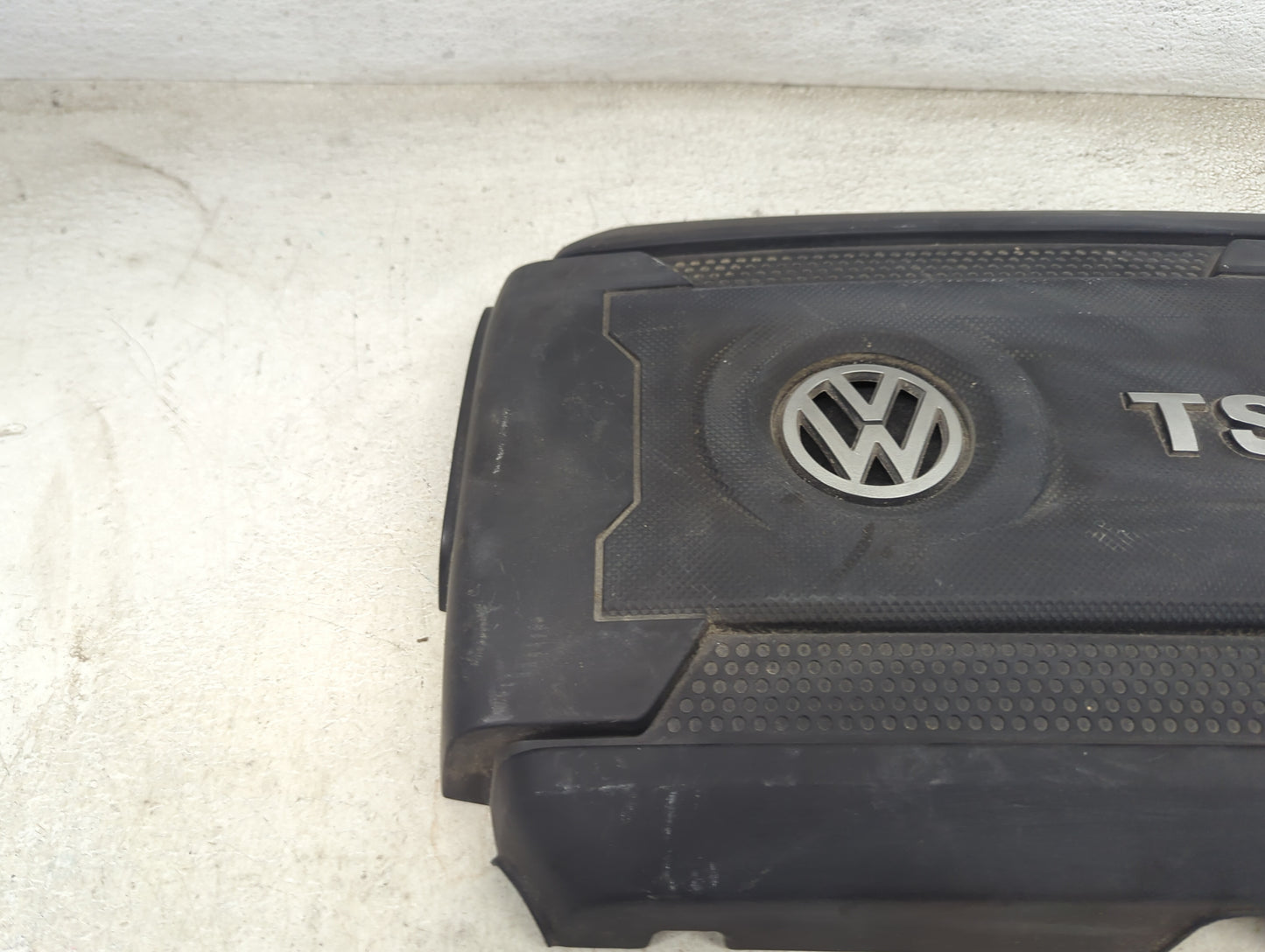 2015 Volkswagen Passat Engine Cover - Oemusedautoparts1.com