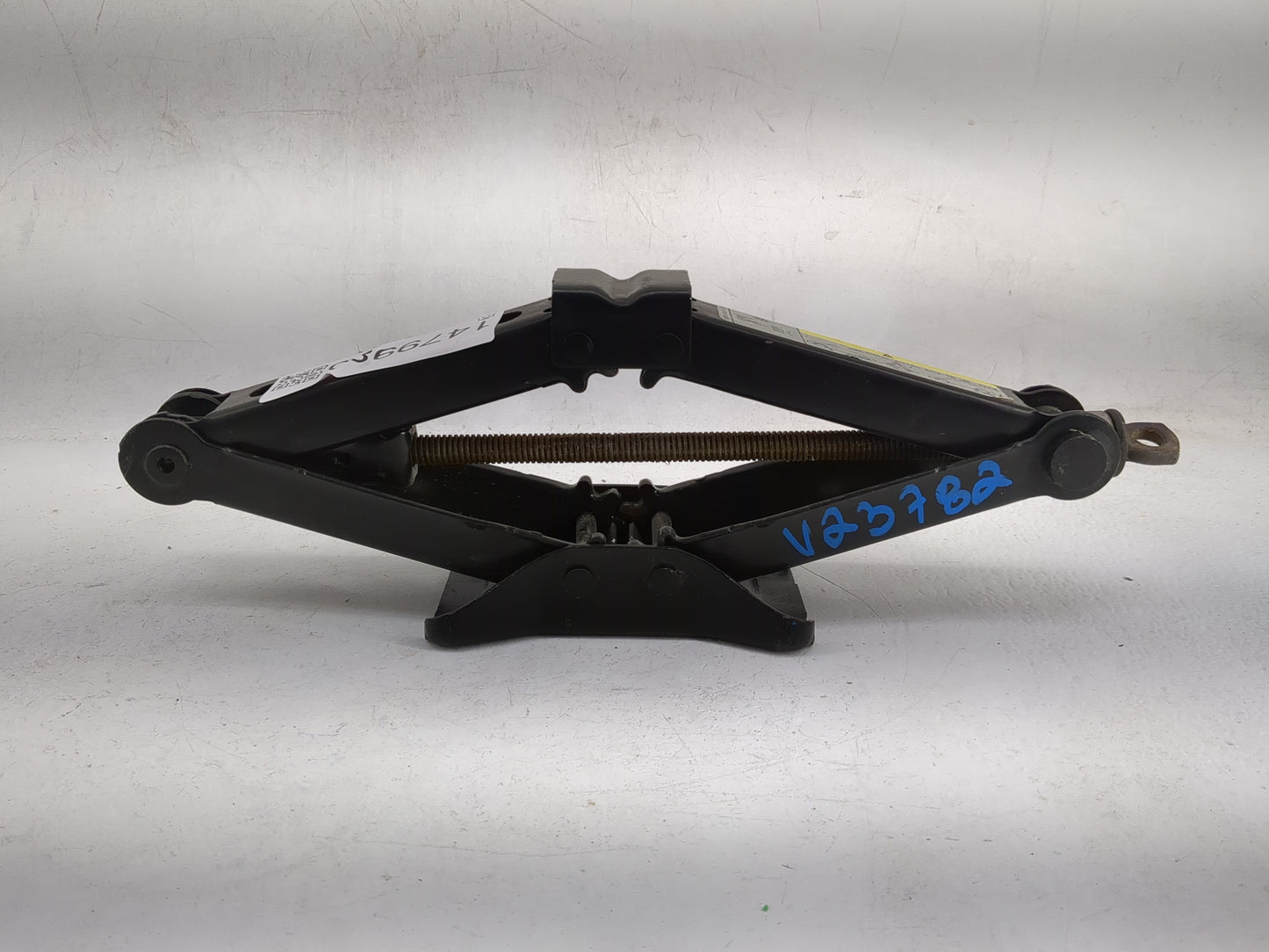 2015 Volkswagen Passat Spare Scissor Car Jack 1479985 - Oemusedautoparts1.com