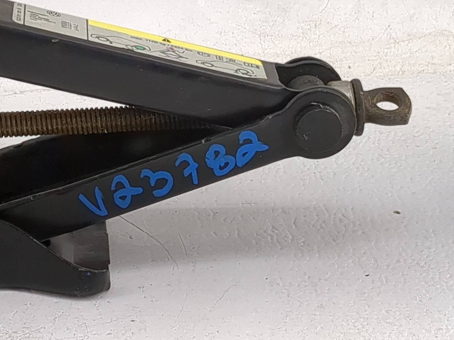 2015 Volkswagen Passat Spare Scissor Car Jack 1479985 - Oemusedautoparts1.com