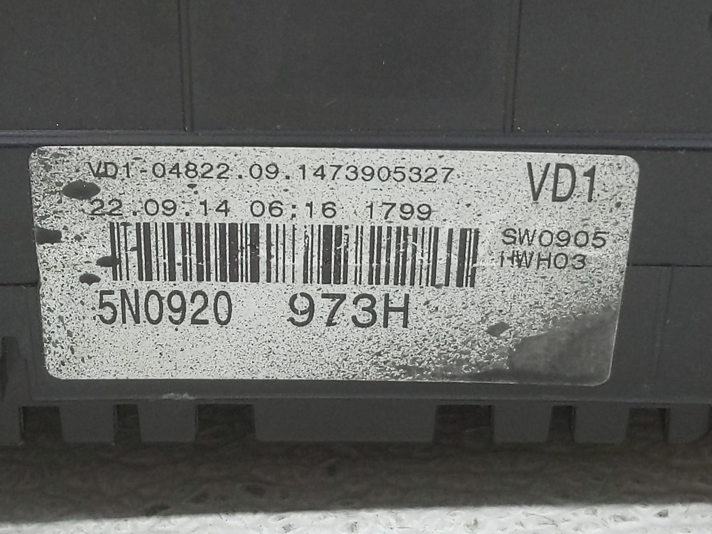 2015-2017 Volkswagen Tiguan Instrument Cluster Speedometer Gauges P/N:5N0920973H 5N0920 Fits Fits 2015 2016 2017 OEM Used Au