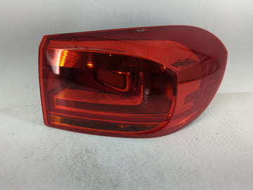 2012-2018 Volkswagen Tiguan Tail Light Assembly Passenger Right OEM Fits Fits 2012 2013 2014 2015 2016 2017 2018 OEM Used Au