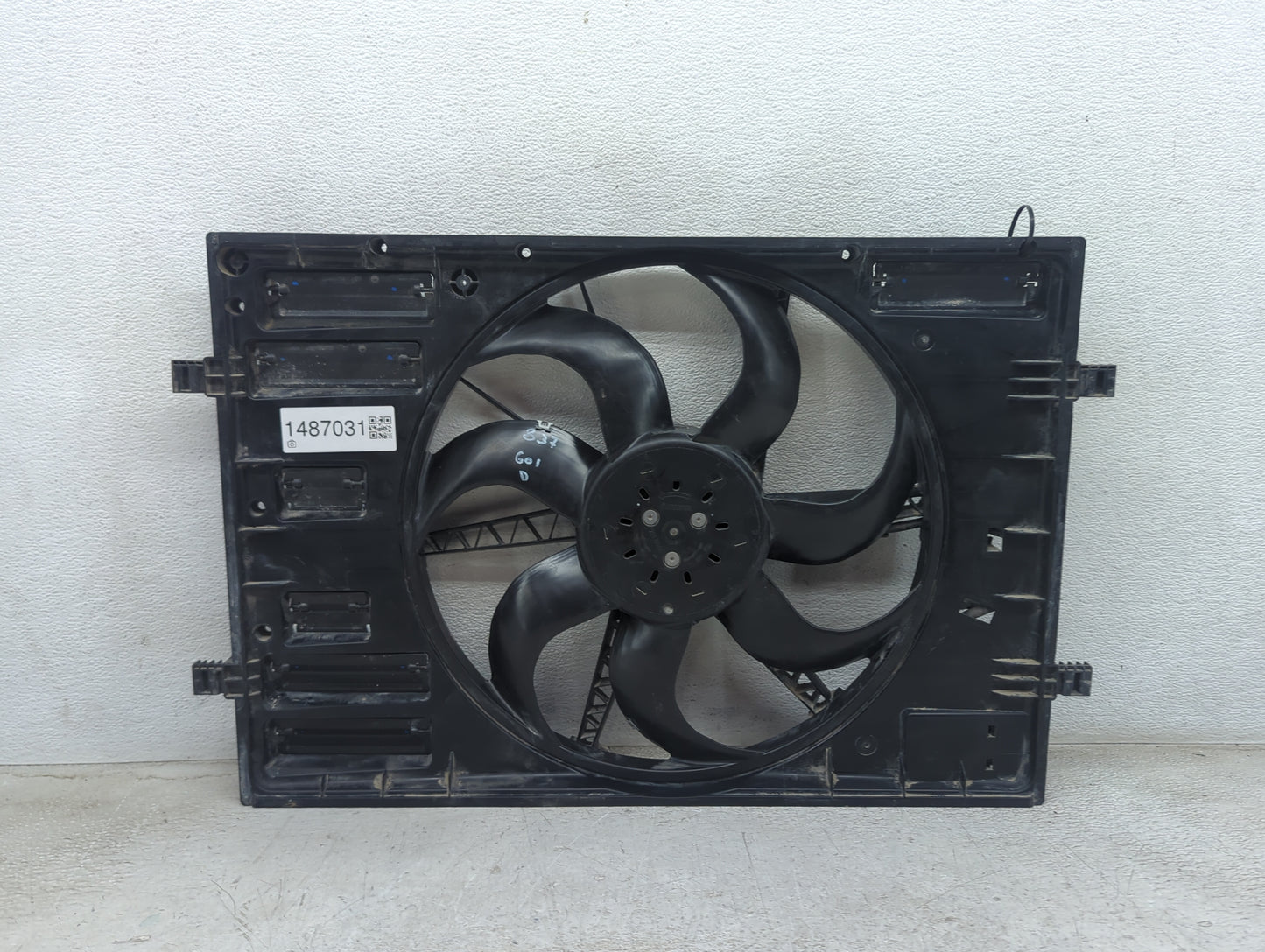 2015-2016 Audi A3 Electric Radiator Cooling Fan Motor Assembly P/N:5Q0121205AN 5Q0121205AF Fits Fits 2015 2016 OEM Used Auto