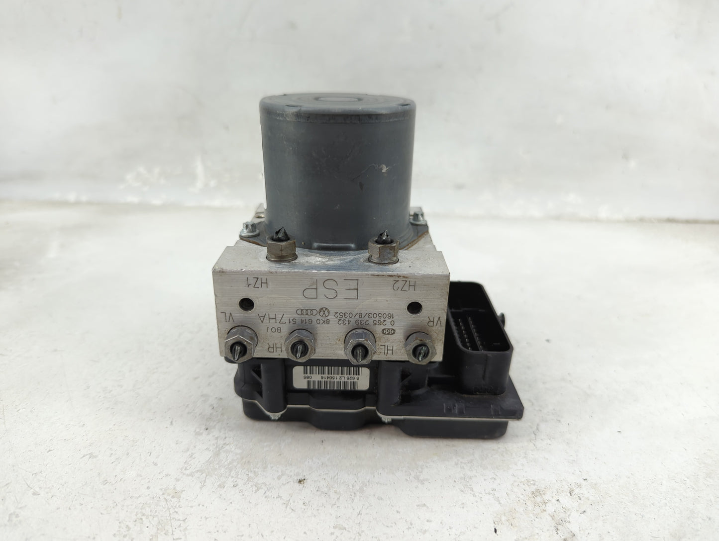 2014-2016 Audi A4 ABS Pump Control Module Replacement P/N:8K0 907 379 CP 0 265 239 432 Fits Fits 2014 2015 2016 2017 OEM Use