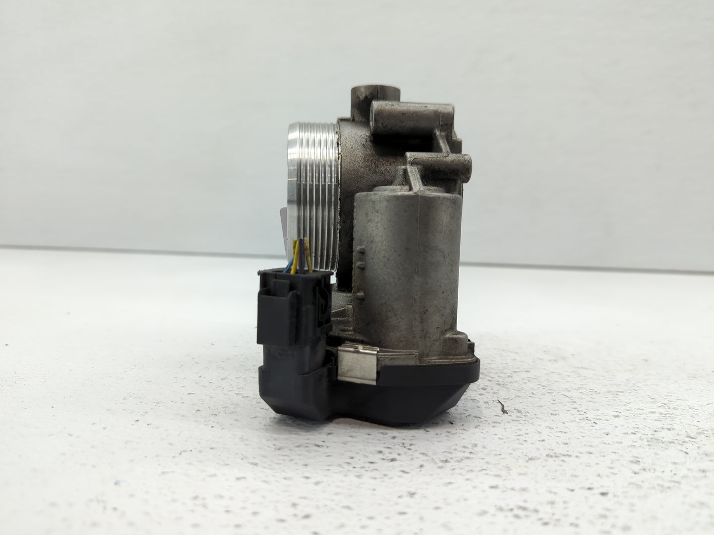 2010-2016 Bmw 550i Throttle Body P/N:1354 7555944-05 1354 7555944-03 Fits OEM Used Auto Parts - Oemusedautoparts1.com