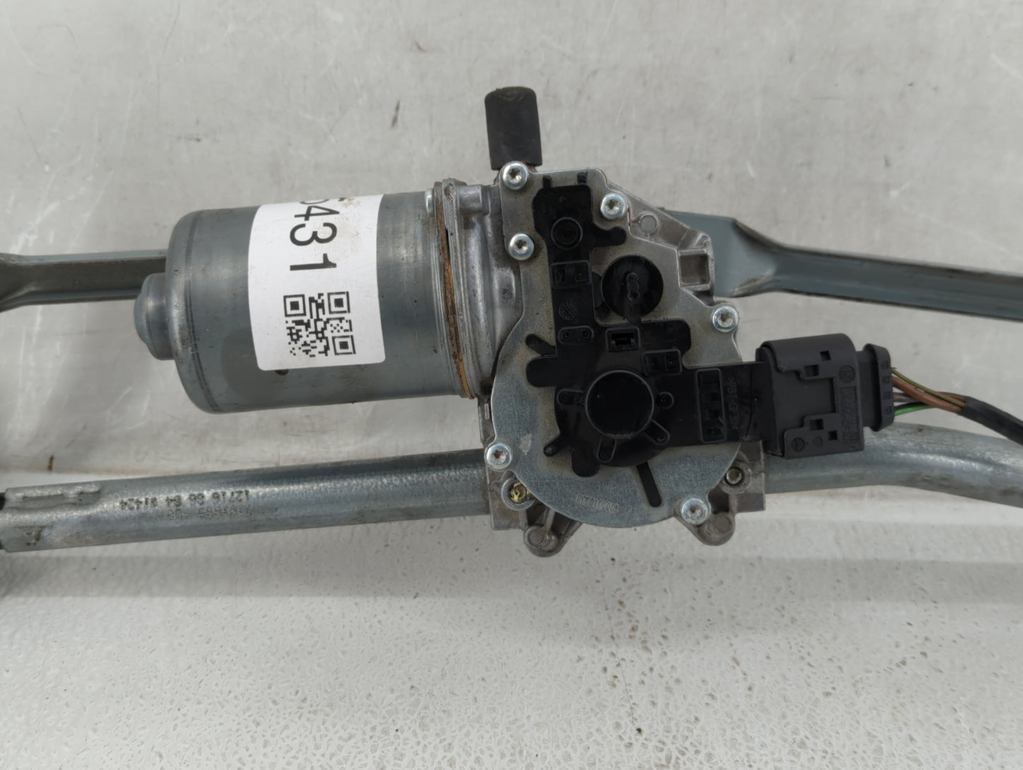 2016 Bmw Z4 Front Windshield Wiper Motor P/N:W09861 Fits OEM Used Auto Parts - Oemusedautoparts1.com