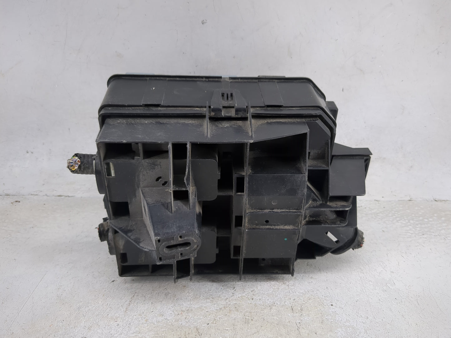 2015-2016 Buick Encore Fusebox Fuse Box Panel Relay Module P/N:95131337 Fits Fits 2015 2016 OEM Used Auto Parts - Oemusedaut