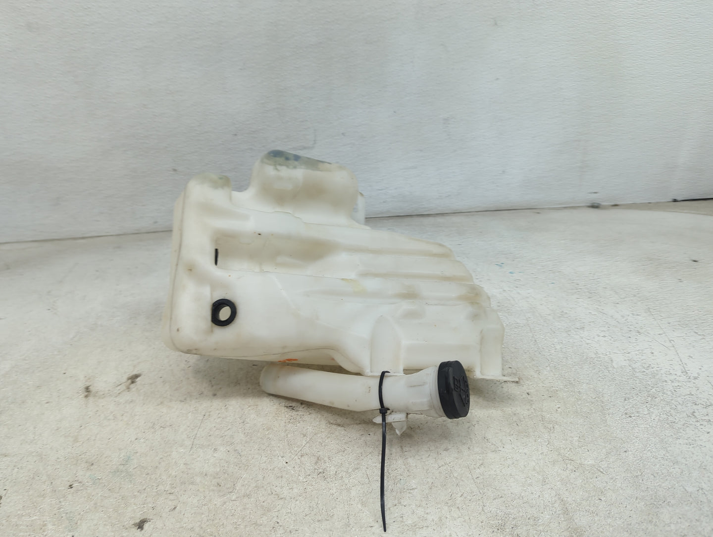 2010-2016 Buick Lacrosse Windshield Washer Fluid Reservoir Bottle Oem 1474079 - Oemusedautoparts1.com