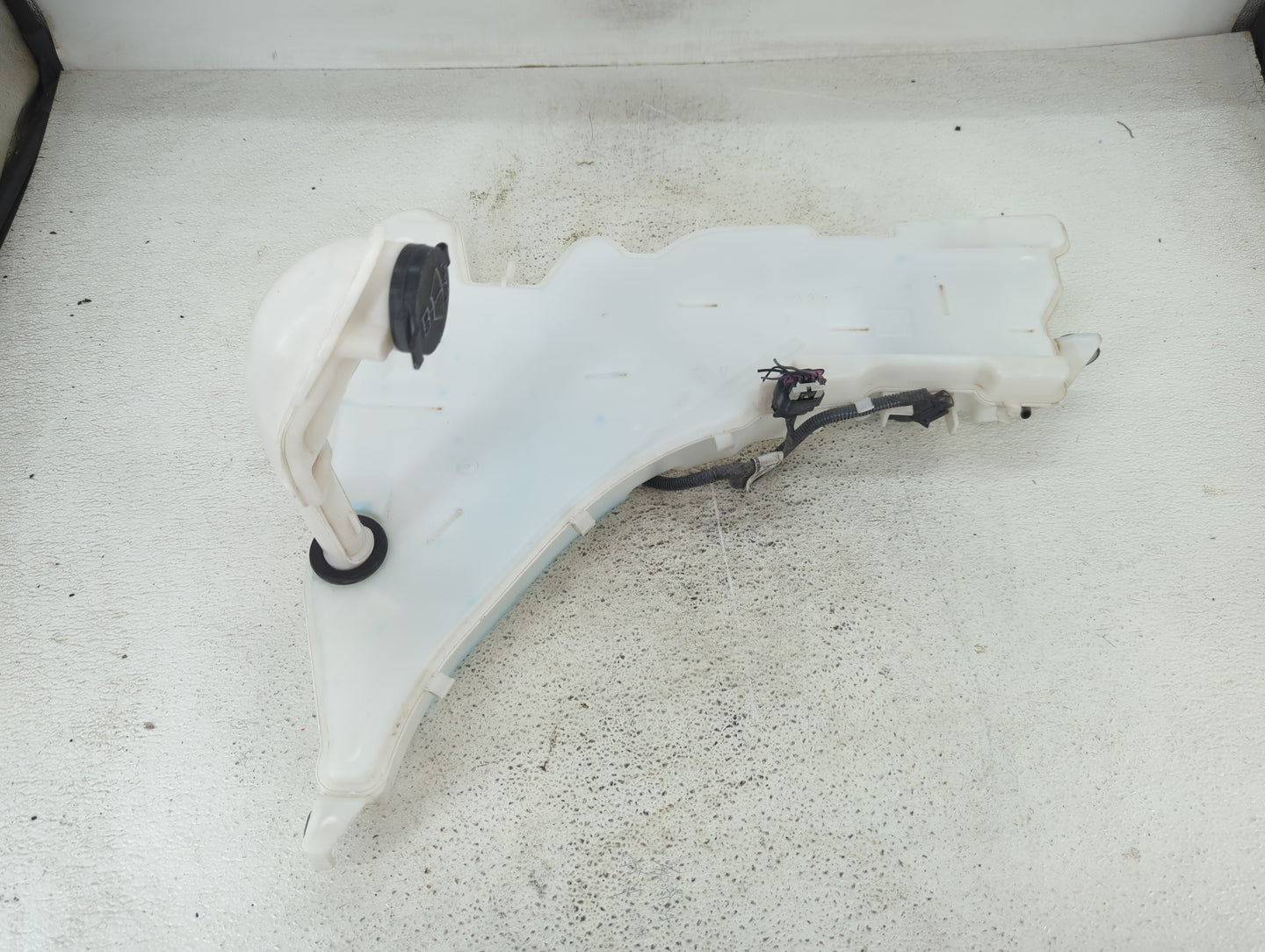2016 Cadillac Ats Windshield Washer Fluid Reservoir Bottle Oem - Oemusedautoparts1.com