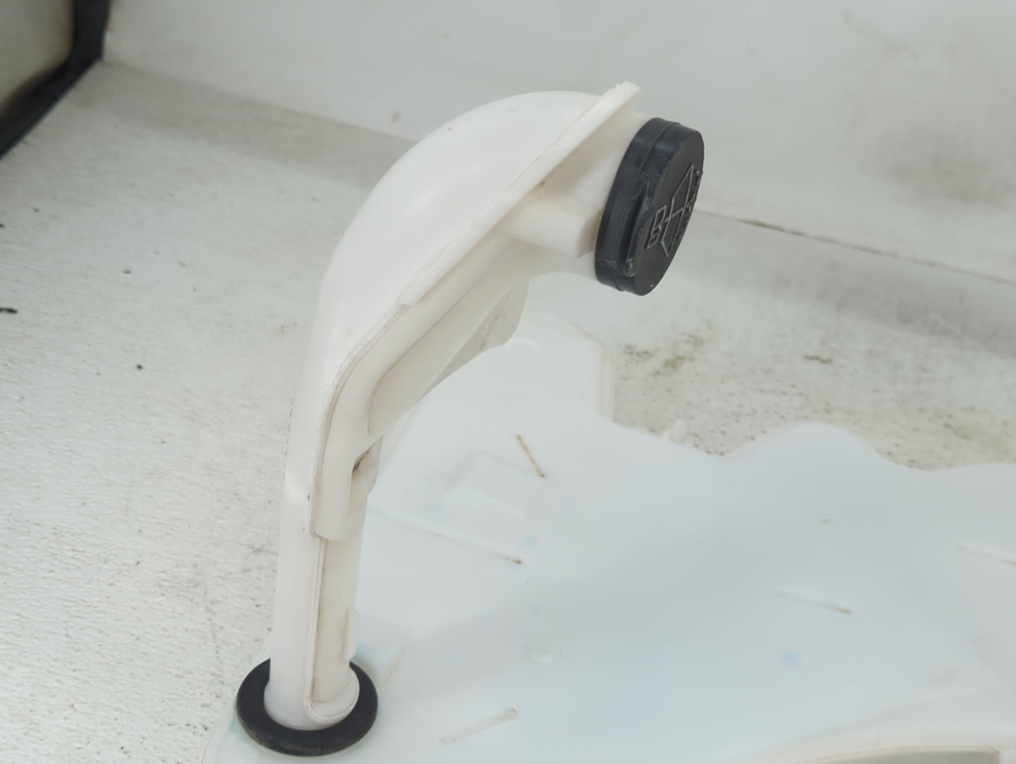2016 Cadillac Ats Windshield Washer Fluid Reservoir Bottle Oem - Oemusedautoparts1.com
