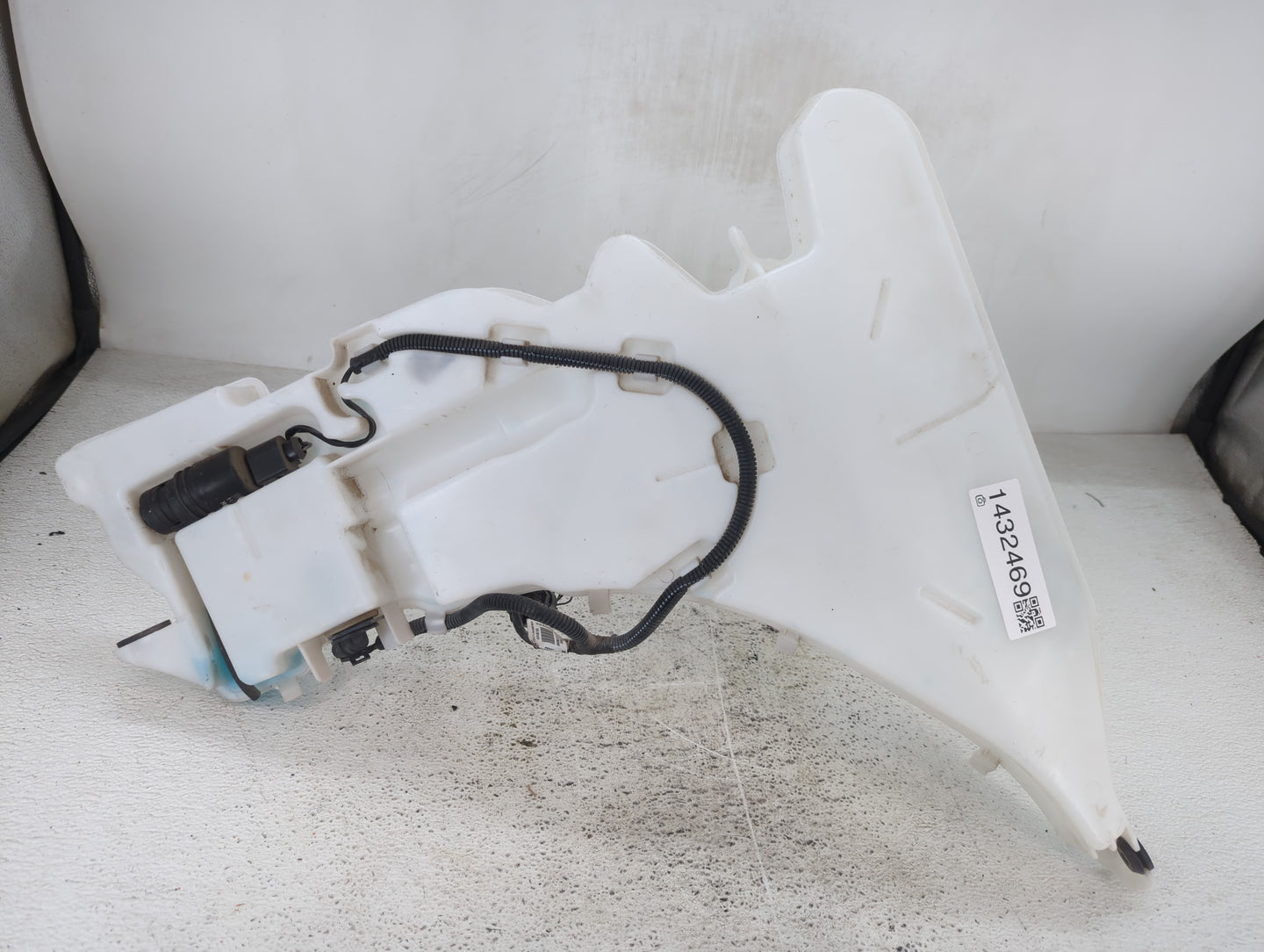 2016 Cadillac Ats Windshield Washer Fluid Reservoir Bottle Oem - Oemusedautoparts1.com