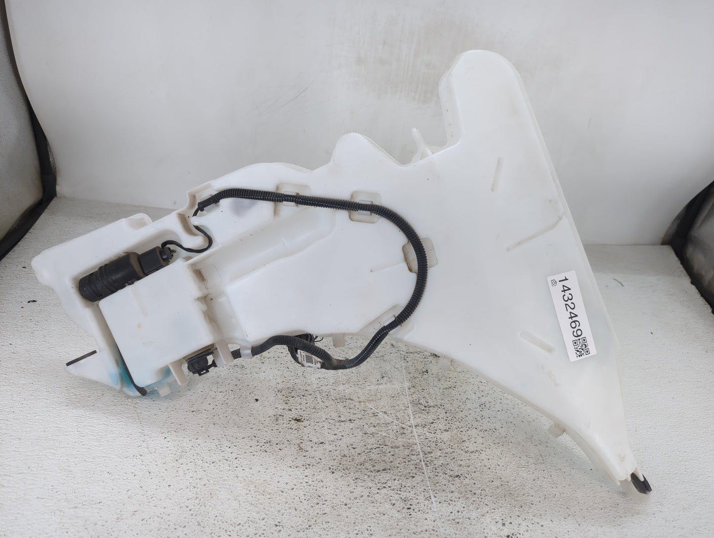 2016 Cadillac Ats Windshield Washer Fluid Reservoir Bottle Oem - Oemusedautoparts1.com