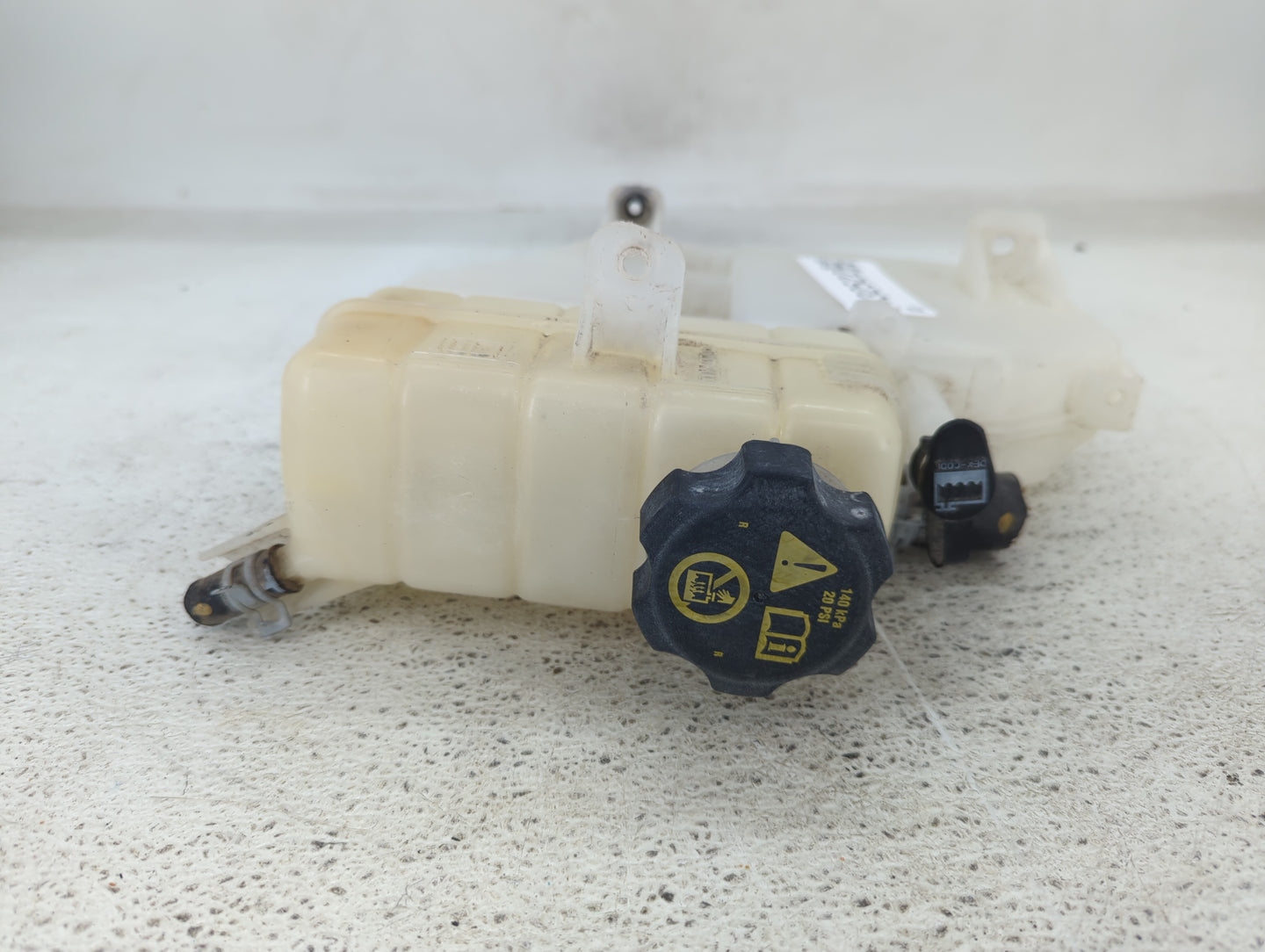 2013-2018 Cadillac Ats Radiator Coolant Overflow Expansion Tank Bottle 1432522 - Oemusedautoparts1.com