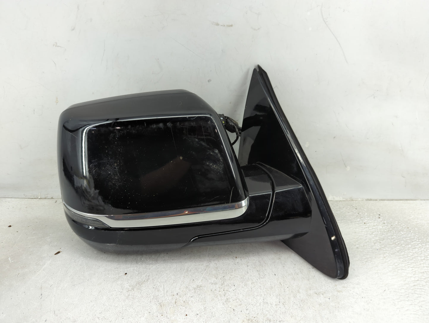 2015-2020 Cadillac Escalade Passenger Side View Mirror - Right Door Mirror OEM Used - Oemusedautoparts1.com