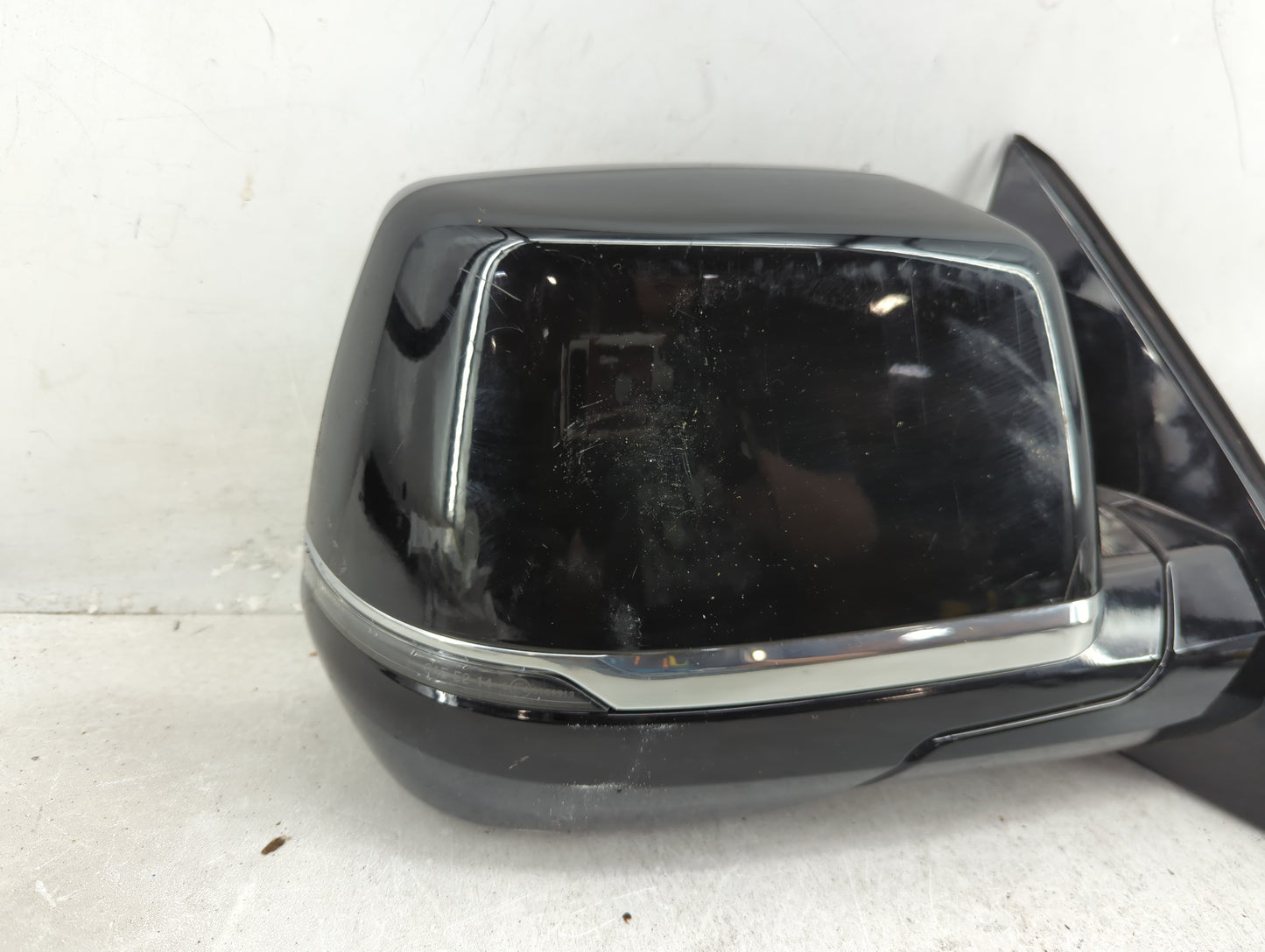2015-2020 Cadillac Escalade Passenger Side View Mirror - Right Door Mirror OEM Used - Oemusedautoparts1.com