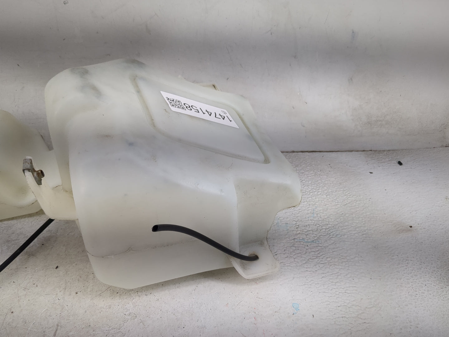 2015-2020 Cadillac Escalade Windshield Washer Fluid Reservoir Bottle Oem - Oemusedautoparts1.com