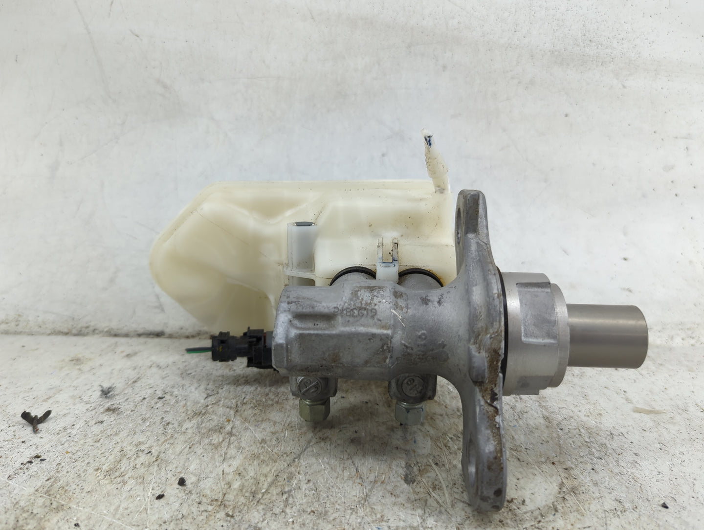 2014-2019 Cadillac Xts Brake Master Cylinder - Oemusedautoparts1.com