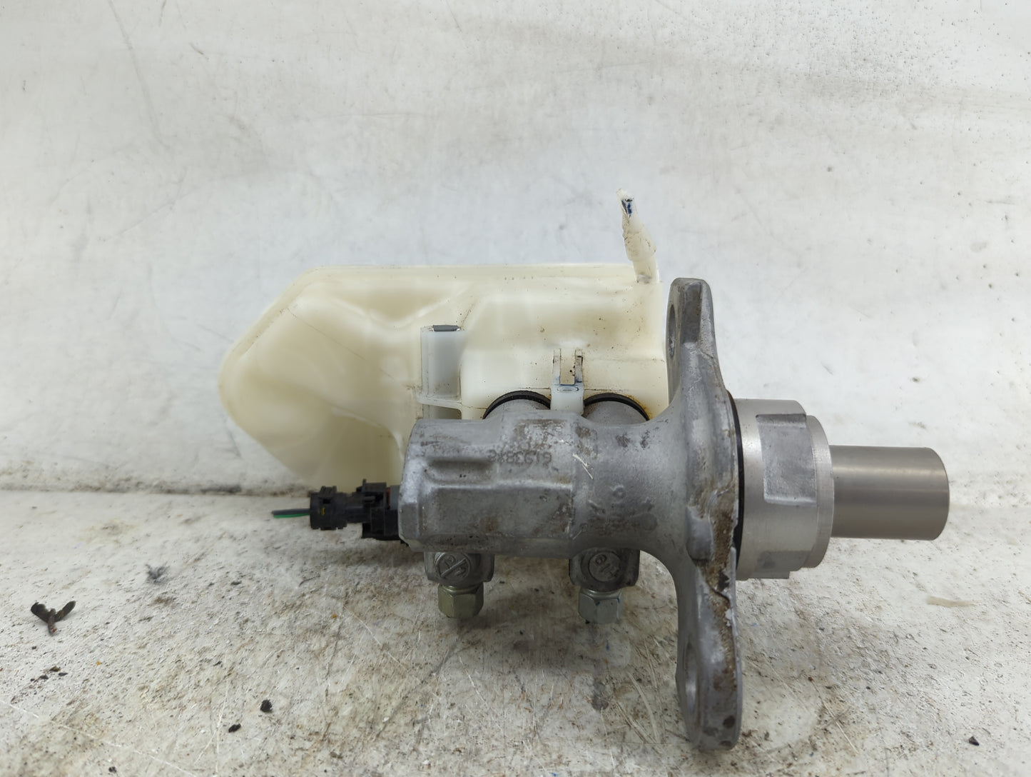 2014-2019 Cadillac Xts Brake Master Cylinder - Oemusedautoparts1.com