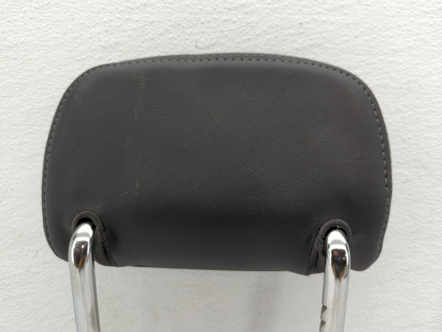 2015-2017 Cadillac Xts Headrest Head Rest Rear Seat Black - Oemusedautoparts1.com