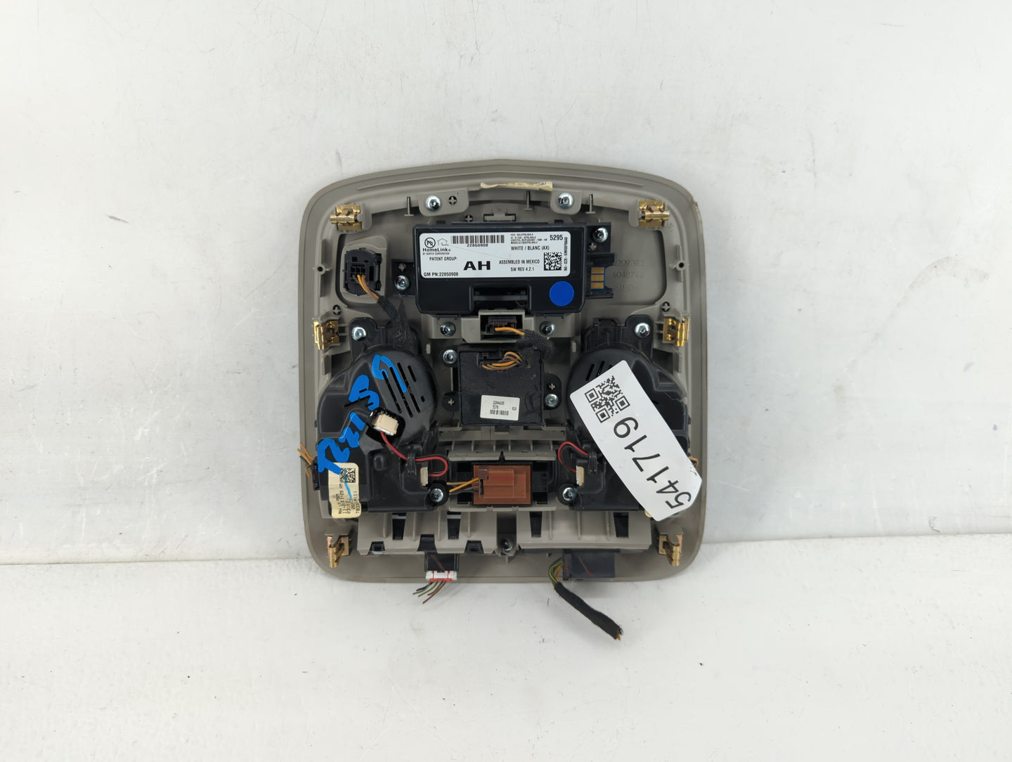 2015-2016 Cadillac Xts Center Floor Console P/N:22850908 Fits Fits 2015 2016 OEM Used Auto Parts - Oemusedautoparts1.com