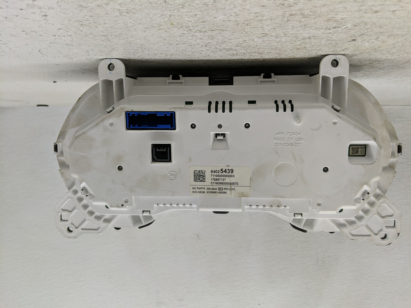 2016 Chevrolet Camaro Instrument Cluster Speedometer Gauges P/N:175597137 84025439 Fits OEM Used Auto Parts - Oemusedautopar