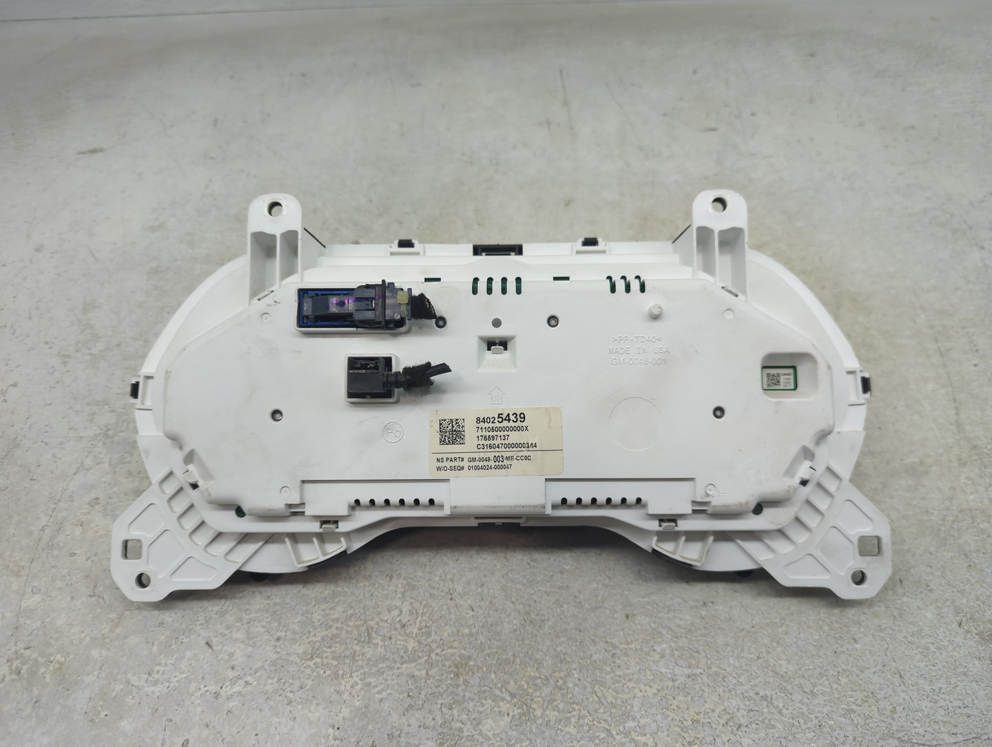2016 Chevrolet Camaro Instrument Cluster Speedometer Gauges P/N:84025439 Fits OEM Used Auto Parts - Oemusedautoparts1.com