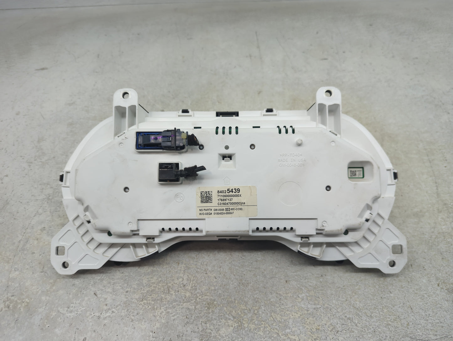 2016 Chevrolet Camaro Instrument Cluster Speedometer Gauges P/N:84025439 Fits OEM Used Auto Parts - Oemusedautoparts1.com