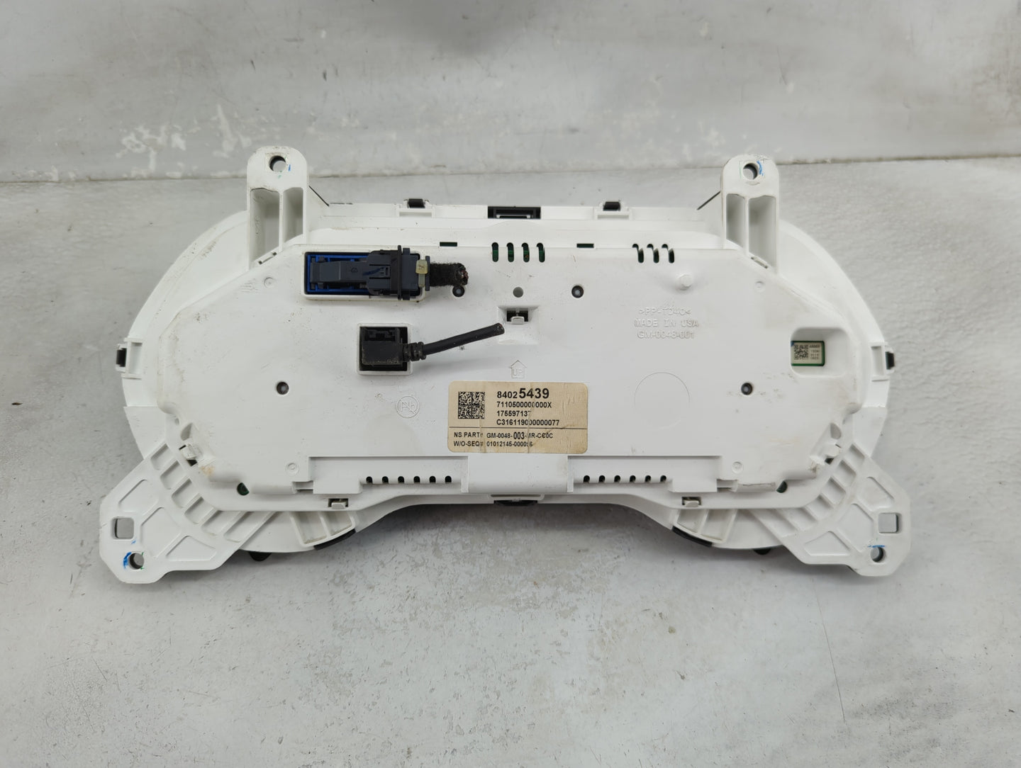 2016 Chevrolet Camaro Instrument Cluster Speedometer Gauges P/N:84025439 GM-0048-003-MR-CC0C Miles:157K Fits OEM Used Auto P