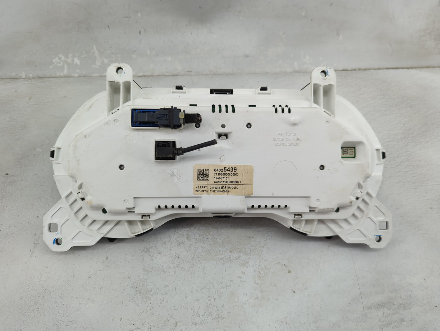 2016 Chevrolet Camaro Instrument Cluster Speedometer Gauges P/N:84025439 GM-0048-003-MR-CC0C Miles:157K Fits OEM Used Auto P