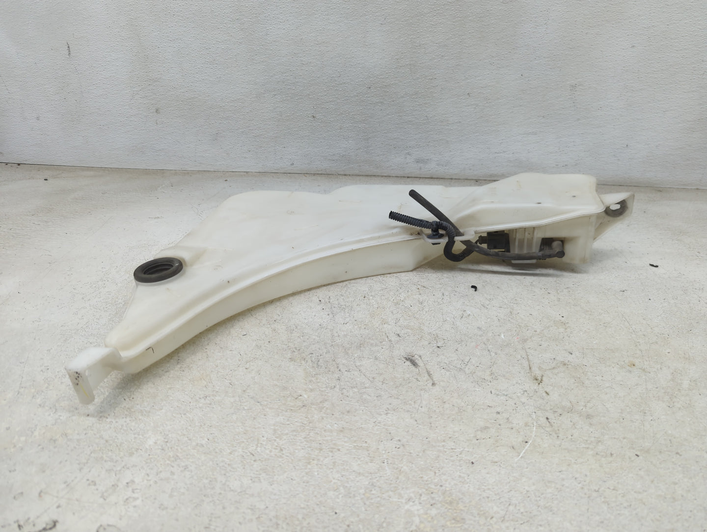 2016-2017 Chevrolet Camaro Windshield Washer Fluid Reservoir Bottle Oem 1465654 - Oemusedautoparts1.com