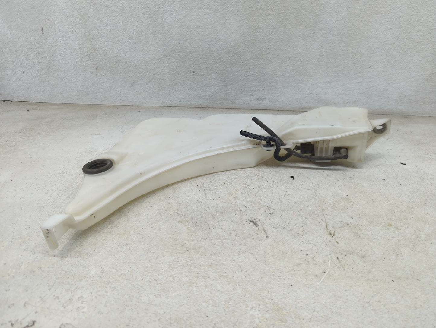 2016-2017 Chevrolet Camaro Windshield Washer Fluid Reservoir Bottle Oem 1465654 - Oemusedautoparts1.com