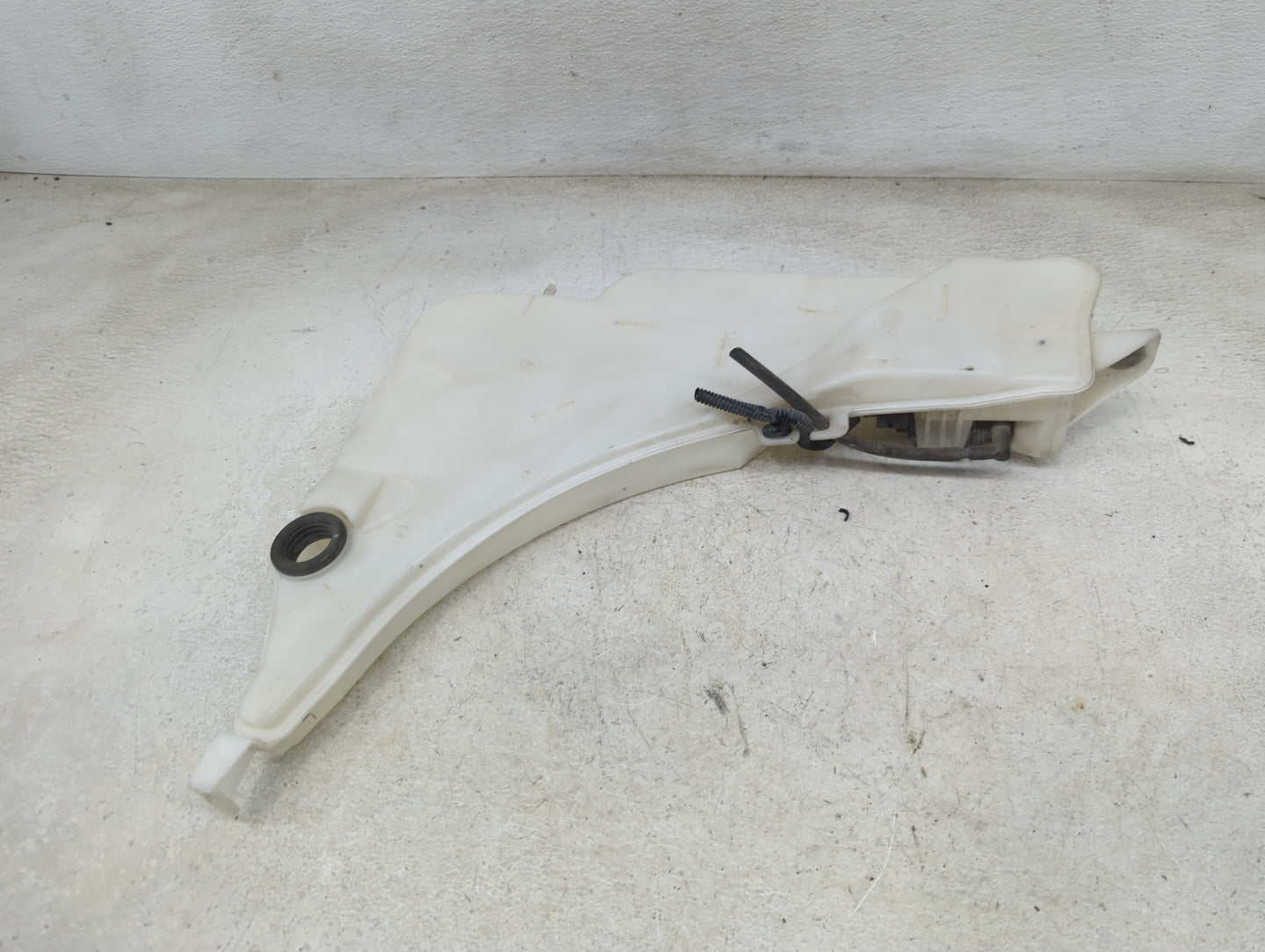 2016-2017 Chevrolet Camaro Windshield Washer Fluid Reservoir Bottle Oem 1465654 - Oemusedautoparts1.com