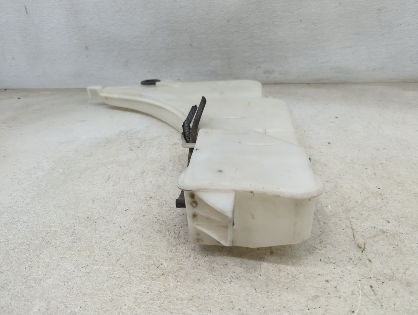 2016-2017 Chevrolet Camaro Windshield Washer Fluid Reservoir Bottle Oem 1465654 - Oemusedautoparts1.com