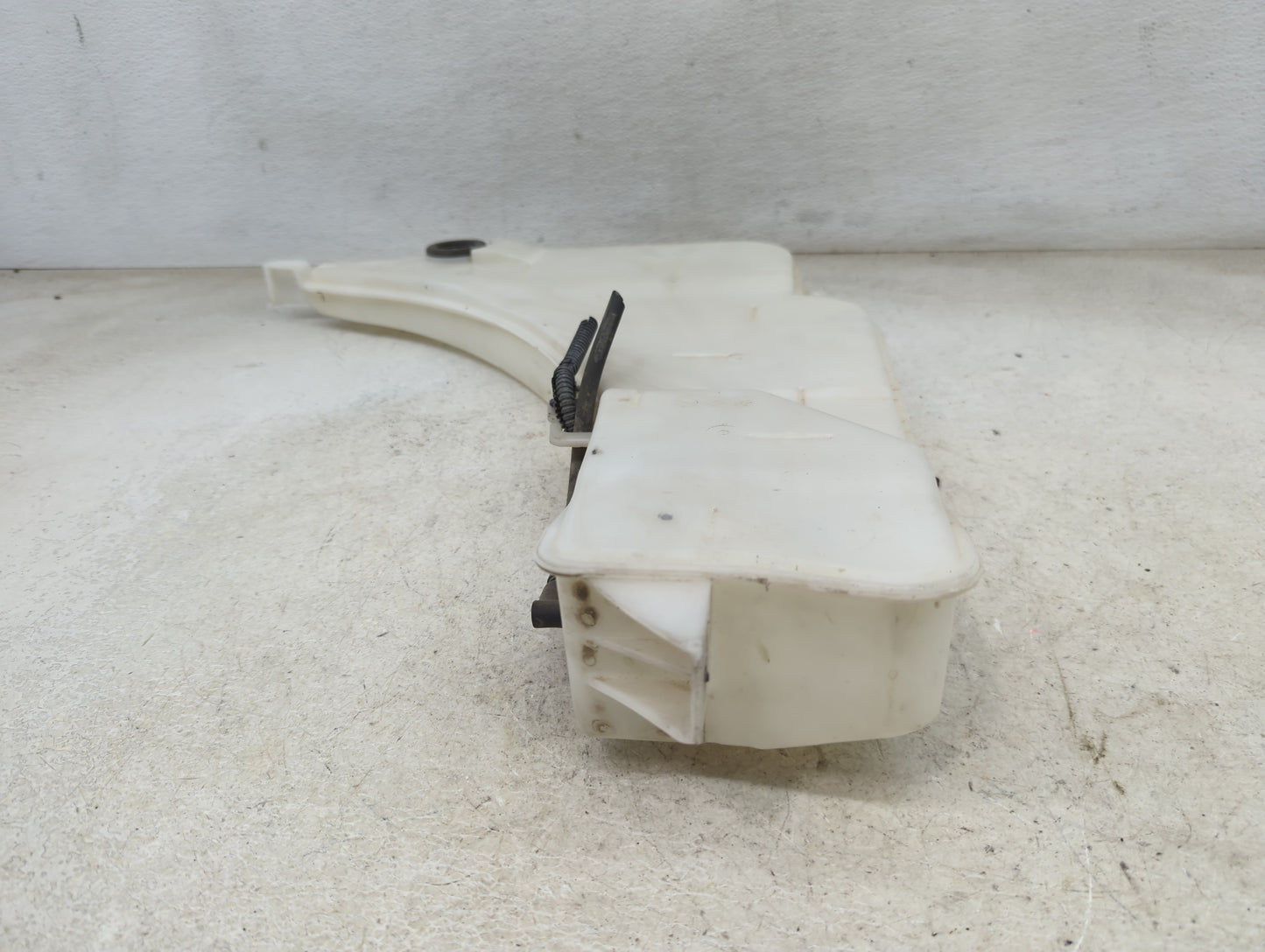 2016-2017 Chevrolet Camaro Windshield Washer Fluid Reservoir Bottle Oem 1465654 - Oemusedautoparts1.com