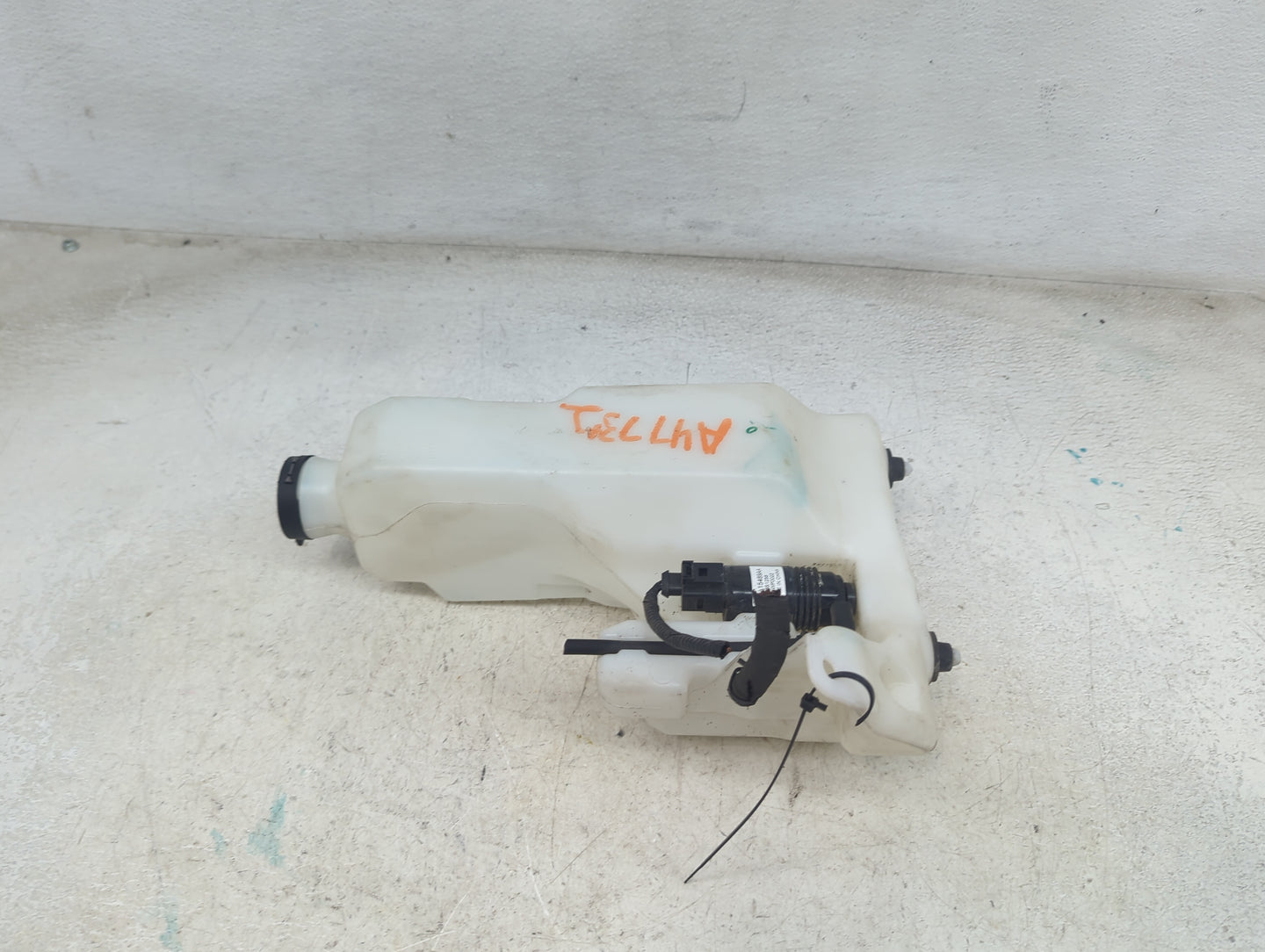 2015 Chevrolet Colorado Windshield Washer Fluid Reservoir Bottle Oem - Oemusedautoparts1.com