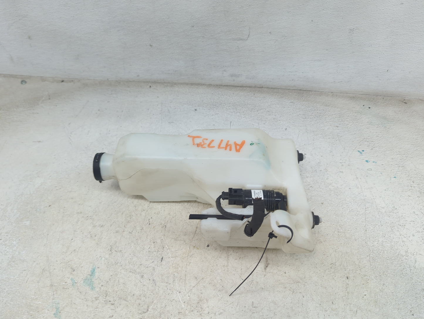2015 Chevrolet Colorado Windshield Washer Fluid Reservoir Bottle Oem - Oemusedautoparts1.com