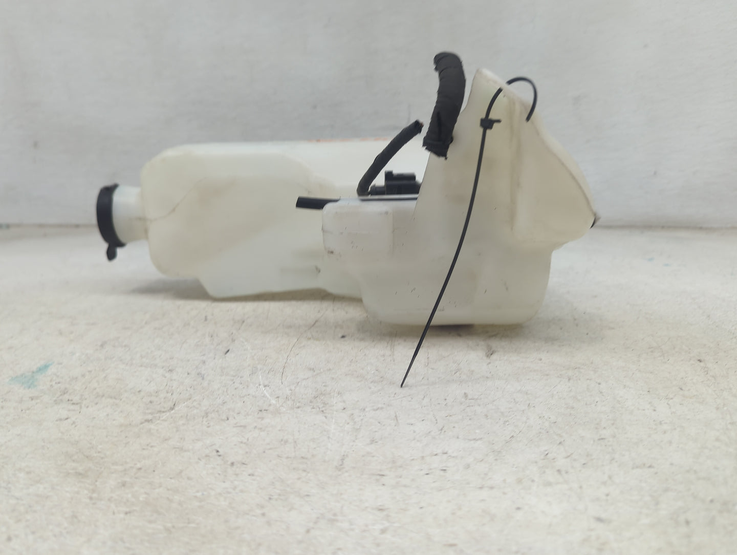 2015 Chevrolet Colorado Windshield Washer Fluid Reservoir Bottle Oem - Oemusedautoparts1.com