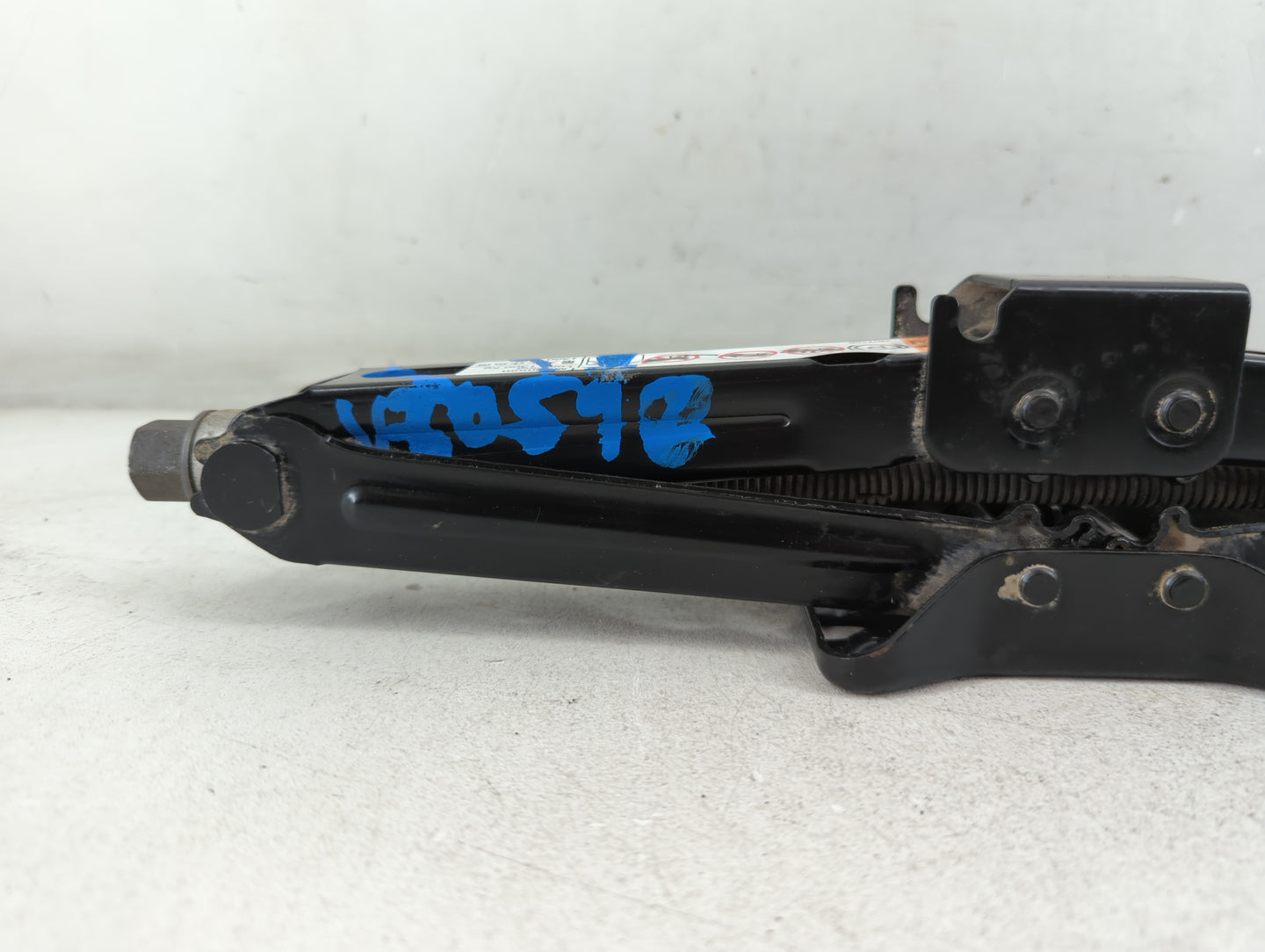 2016 Chevrolet Cruze Spare Scissor Car Jack 1069093 - Oemusedautoparts1.com