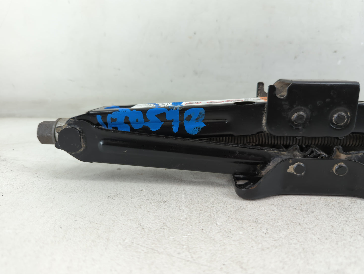 2016 Chevrolet Cruze Spare Scissor Car Jack 1069093 - Oemusedautoparts1.com