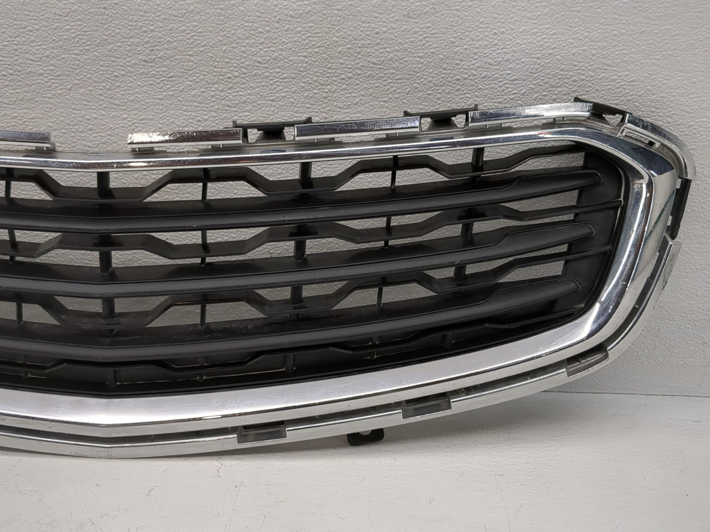 2016-2018 Chevrolet Cruze Front Grille Bumper Not Included 1118581 - Oemusedautoparts1.com