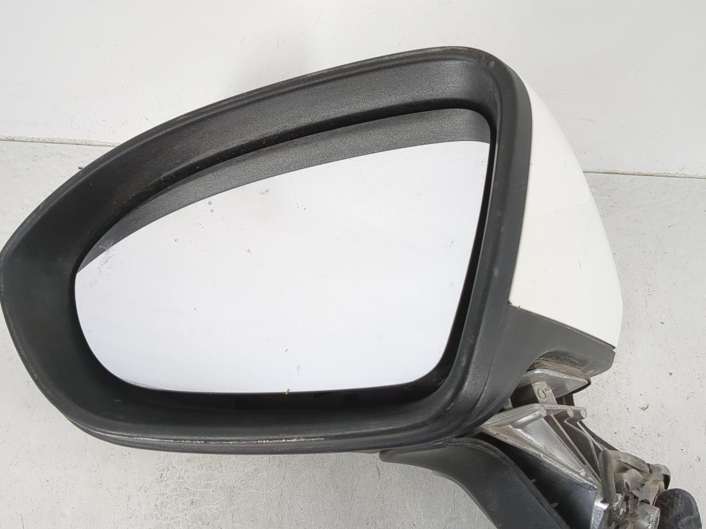 2016-2018 Chevrolet Cruze Driver Side View Mirror - Left Door Mirror OEM Used - Oemusedautoparts1.com