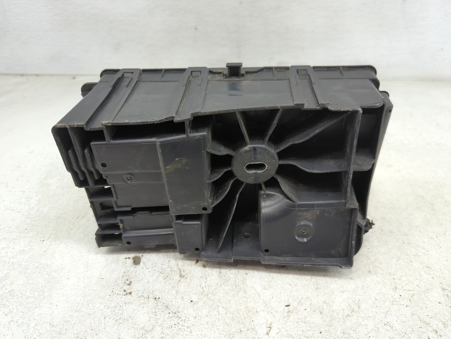 2015-2016 Chevrolet Cruze Fusebox Fuse Box Panel Relay Module P/N:812461952 Fits Fits 2015 2016 OEM Used Auto Parts - Oemuse