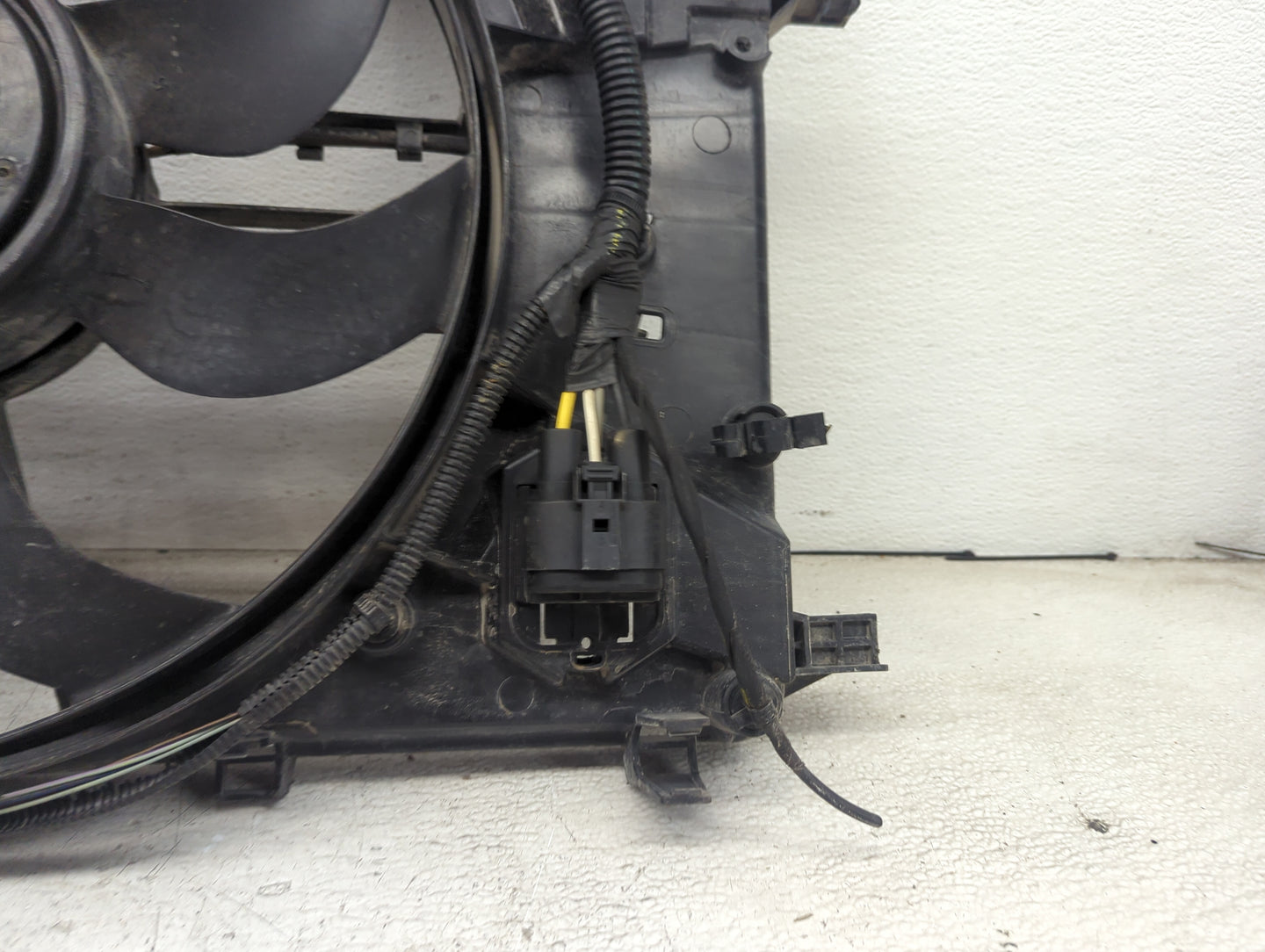 2011-2016 Chevrolet Cruze Electric Radiator Cooling Fan Motor Assembly Fits Fits 2011 2012 2013 2014 2015 2016 2017 OEM Used