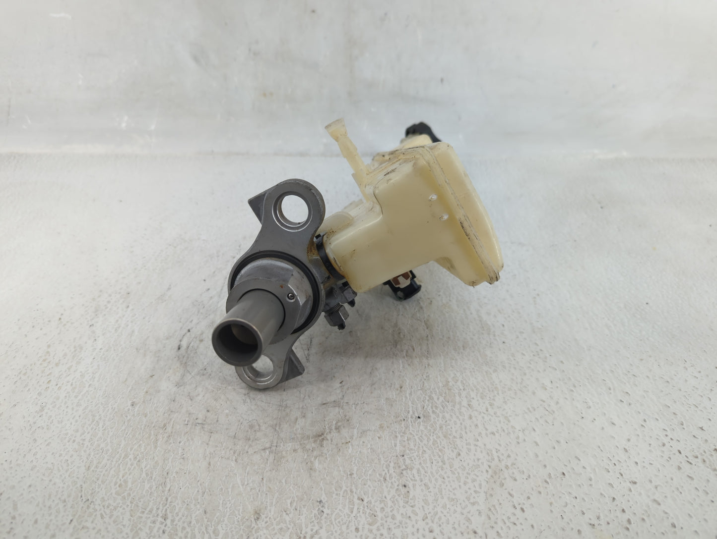 2016-2019 Chevrolet Cruze Brake Master Cylinder - Oemusedautoparts1.com