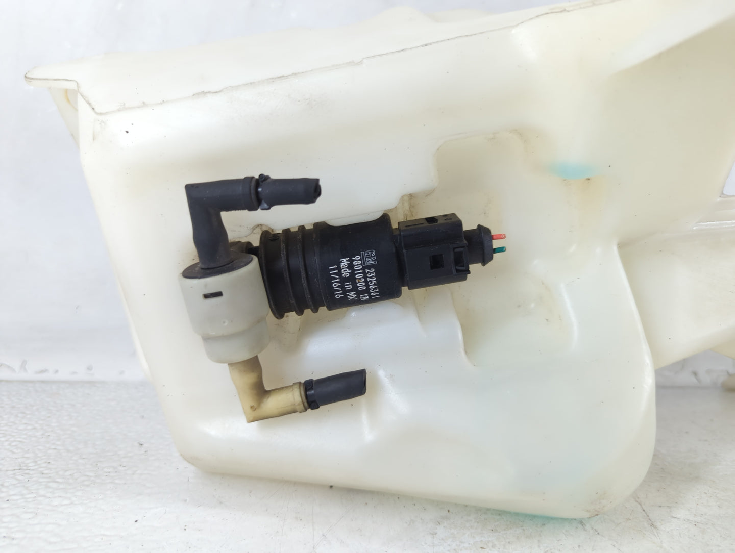2010-2017 Chevrolet Equinox Windshield Washer Fluid Reservoir Bottle Oem - Oemusedautoparts1.com