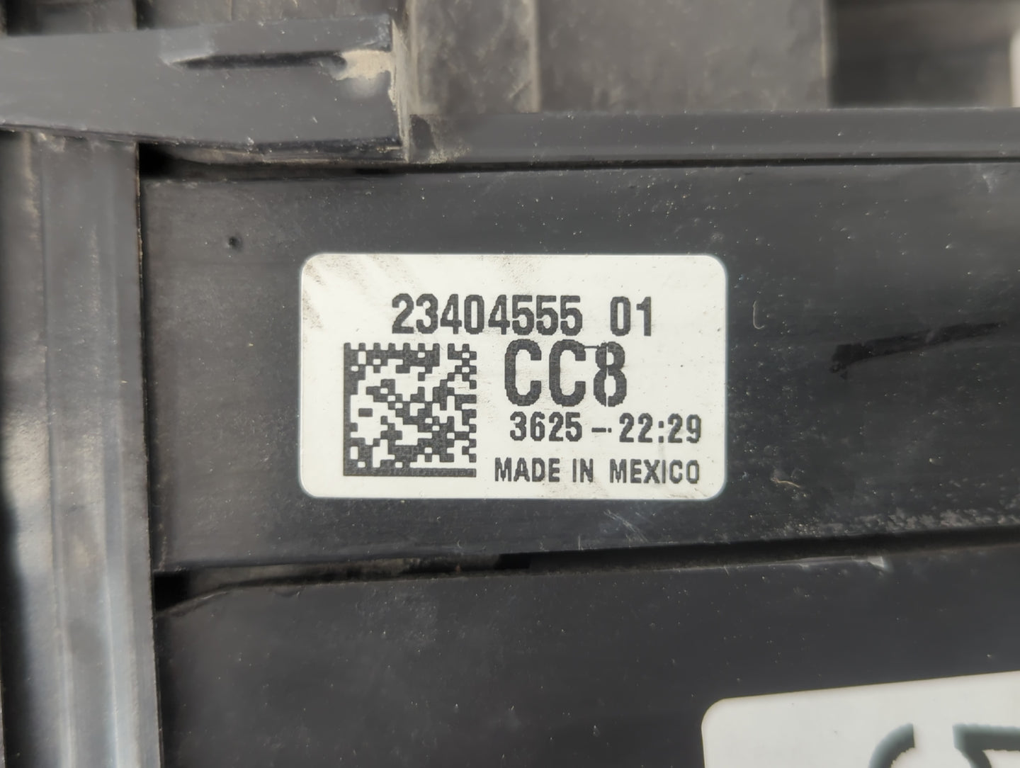 2016 Chevrolet Equinox Fusebox Fuse Box Panel Relay Module P/N:23404555 Fits OEM Used Auto Parts - Oemusedautoparts1.com