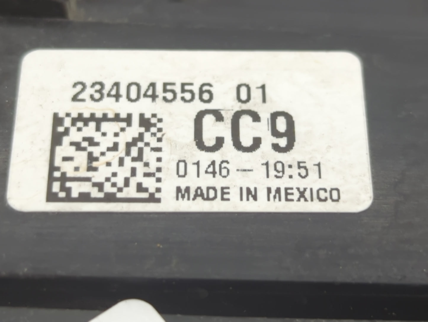 2016-2017 Chevrolet Equinox Fusebox Fuse Box Panel Relay Module P/N:23404556_01 Fits Fits 2016 2017 OEM Used Auto Parts - Oe