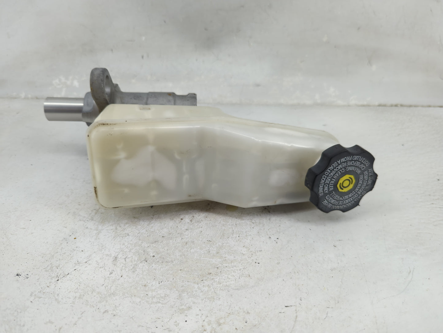 2016-2021 Chevrolet Malibu Brake Master Cylinder 1201961 - Oemusedautoparts1.com